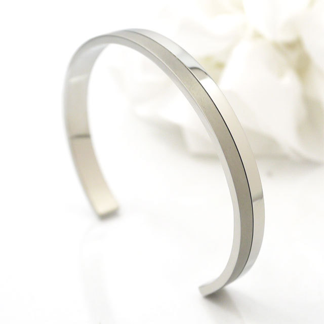 vie ツートーンデザインバングル