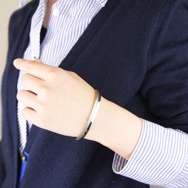 vie ツートーンデザインバングル