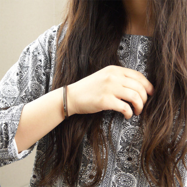 vie ツートーンデザインバングル