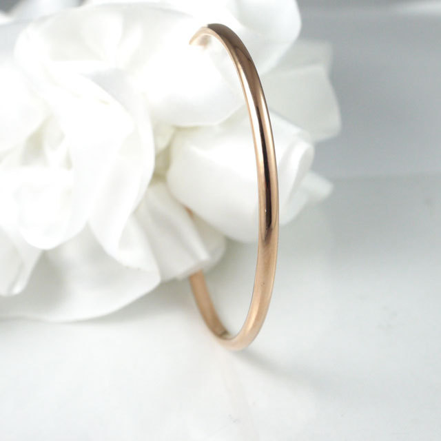 vie 細身のゴールドカラーバングル