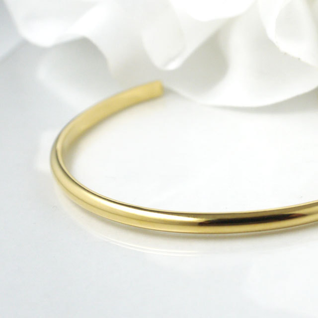 vie 細身のゴールドカラーバングル