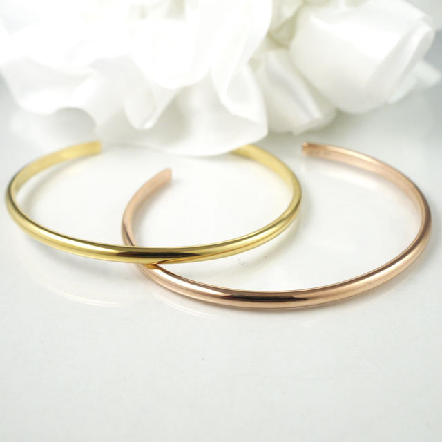 vie 細身のゴールドカラーバングル