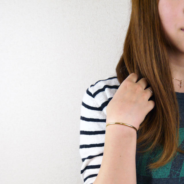 vie 細身のゴールドカラーバングル