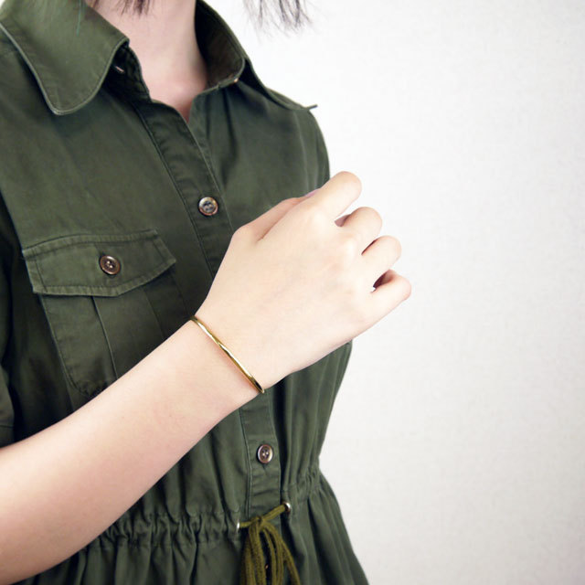 vie 細身のゴールドカラーバングル