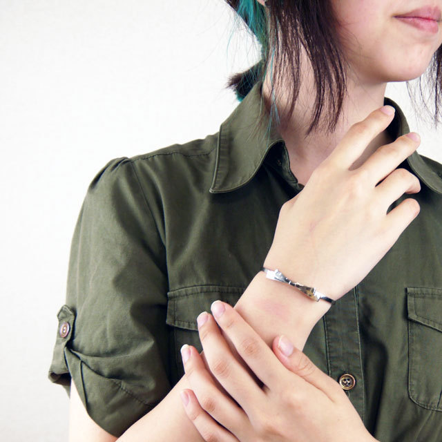 vie リボンデザインバングル 