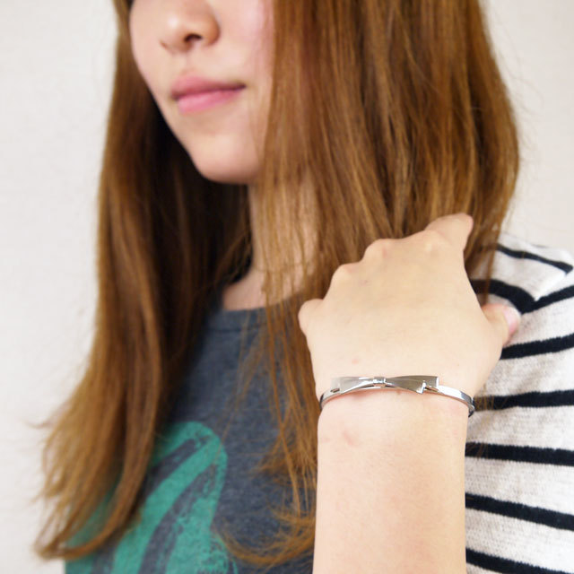 vie リボンデザインバングル 