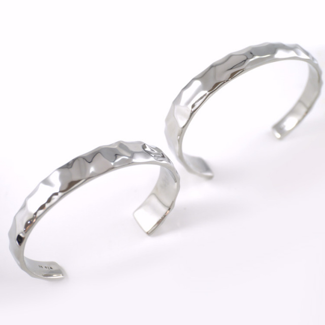 槌目デザインワイドバングル