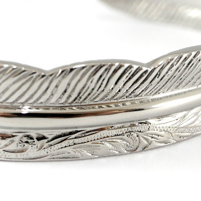 スクロールフェザーバングル