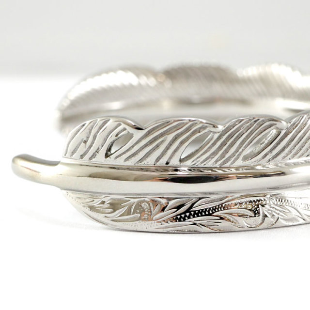 スクロールフェザーバングル