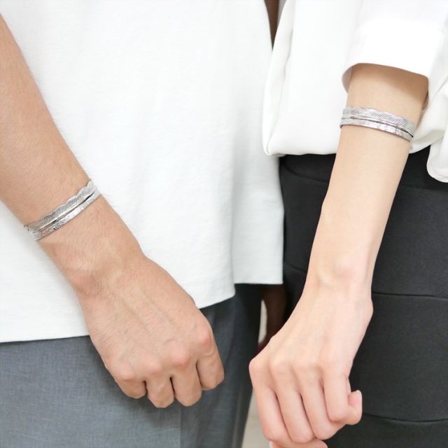 スクロールフェザーバングル