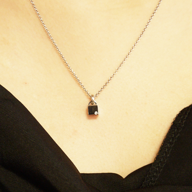 ステンレスネックレス vie キューブダイヤモンドペンダント ネックレス