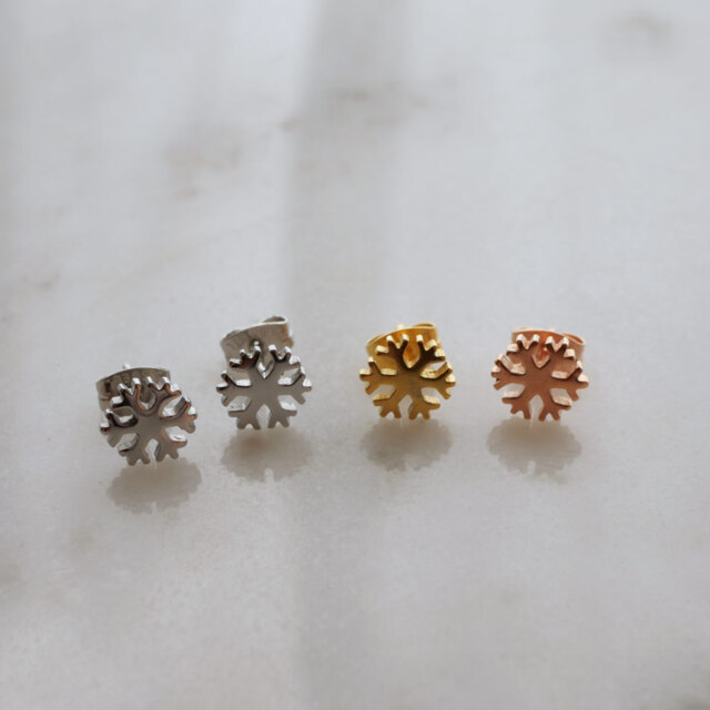 金属アレルギー対応 ステンレスピアス スノークリスタルステンレスピアス（両耳用）　金属アレルギー 316L sces426