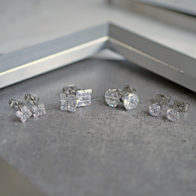 金属アレルギー対応 ステンレスピアス キュービックジルコニア格子カットピアス チェック 一粒ジルコニア スタッドピアス 両耳用 se0103