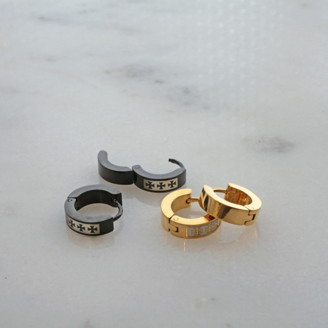 金属アレルギー対応 アイアンクロスフープピアス つけっぱなし キャッチレス se2060