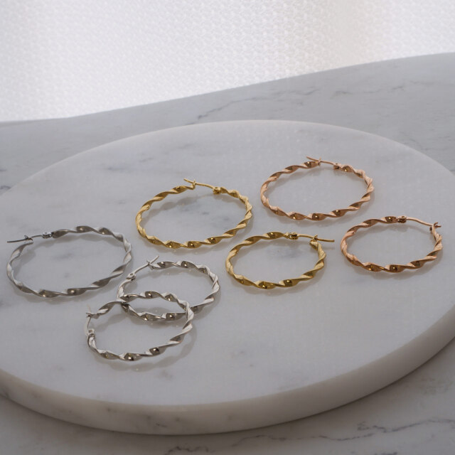 金属アレルギー対応 ウェーブフープピアス フープピアス つけっぱなし キャッチレス se2699