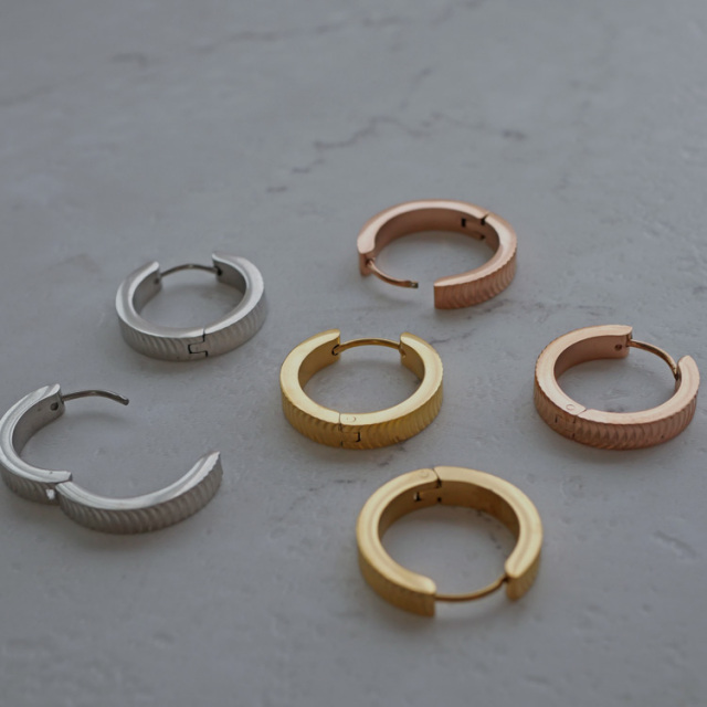 金属アレルギー対応 ステンレスピアス グルーブデザインフープピアス 両耳用 316L サージカルステンレス se3528