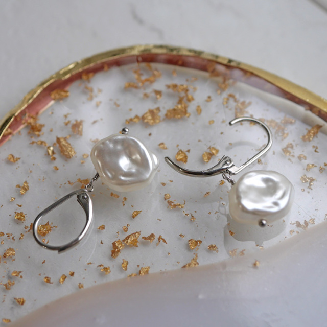 金属アレルギー対応 [EMBELLIR] ステンレスピアス バロックパールジャーマンフックピアス フレンチフックピアス 両耳用 プラスチックパール サージカルステンレス tk058