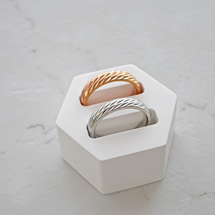 金属アレルギー対応 ステンレスリング ダイアゴナルデザインリング ウェーブ フラットバンド 指輪 安心 316L r-m7479