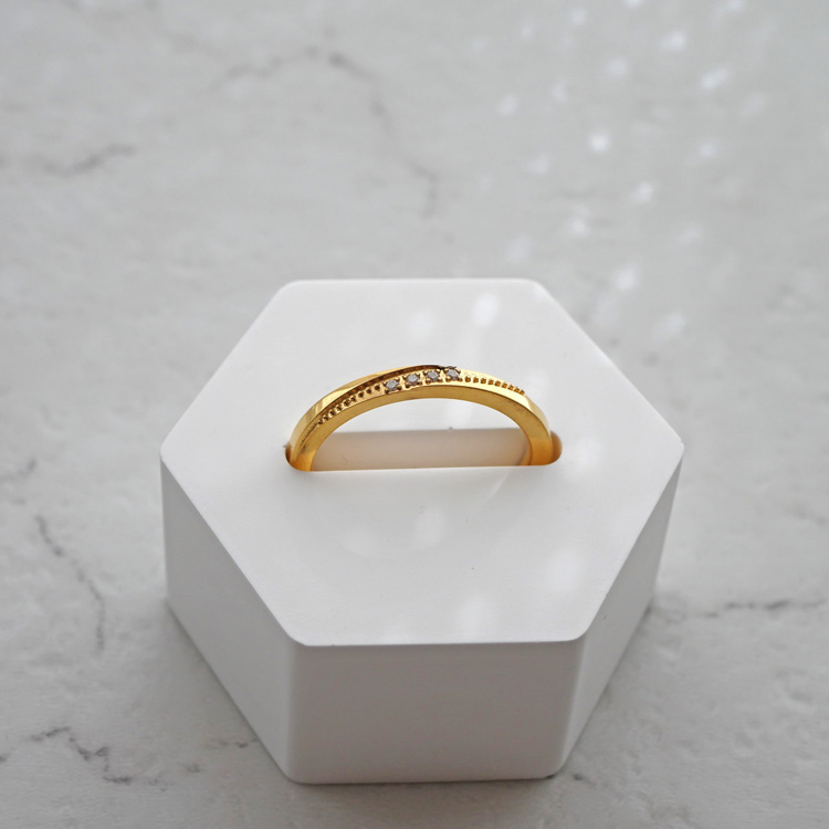 1000円ポッキリ ステンレスリング 四粒のジルコニアが輝く ゴールドエレガントリング 金属アレルギー 316L ニッケルフリー r-m7703