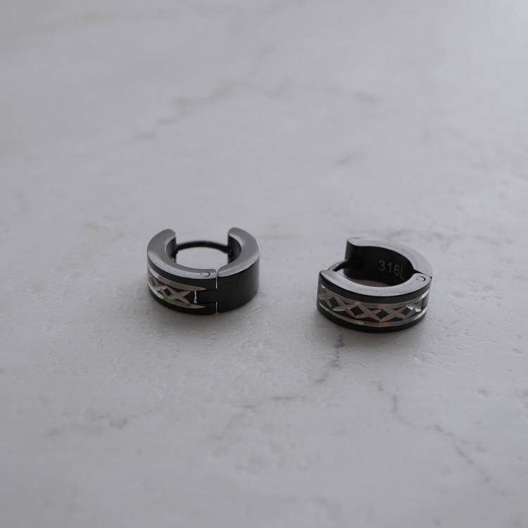 金属アレルギー対応 ステンレスピアス ダイアカッティングブラックピアス 両耳用 316L サージカルステンレス se3532