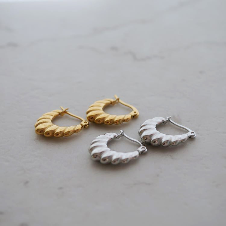 金属アレルギー対応 ステンレスピアス スカラップデザインフープピアス ファーストピアス セカンドピアス スポーツ プール 両耳用 se4552