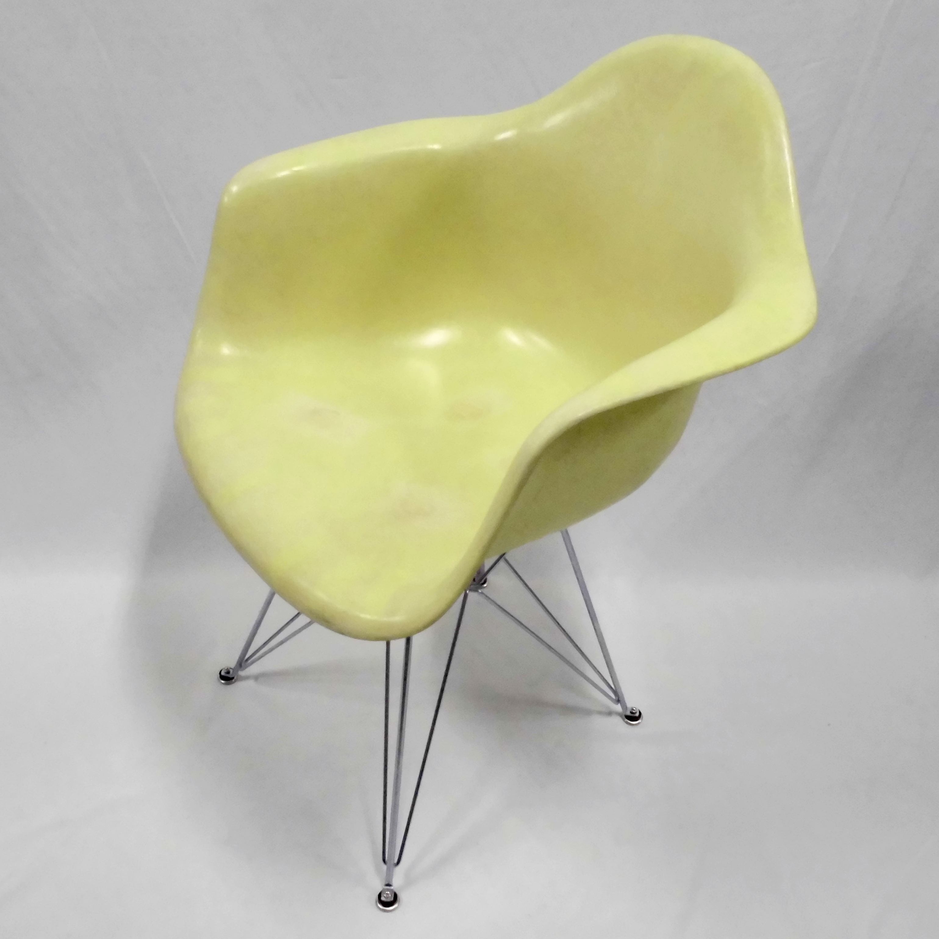 Eames Arm Shell Chair