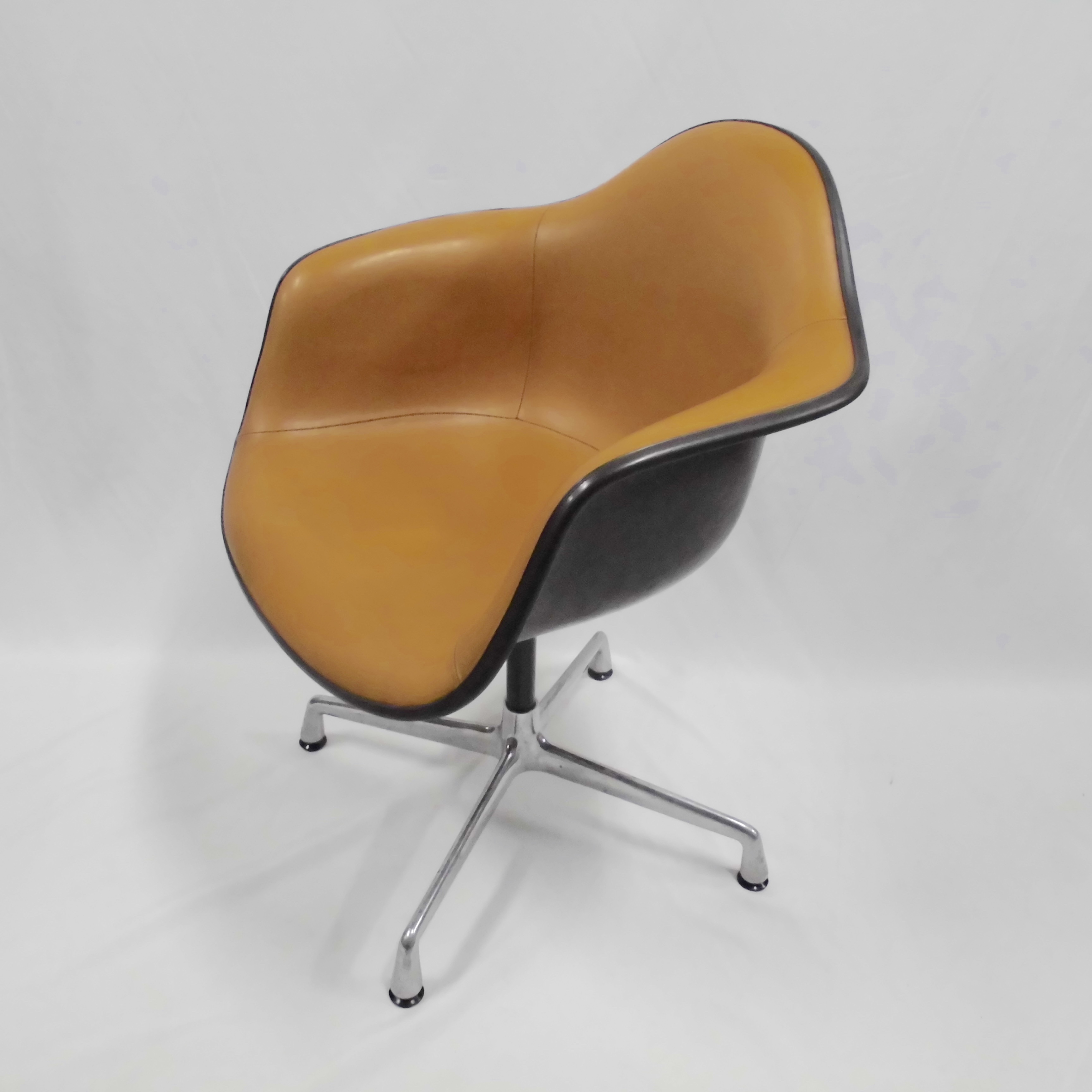 Eames Arm Shell Chair