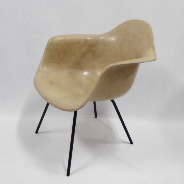 Eames Arm Shell Chair