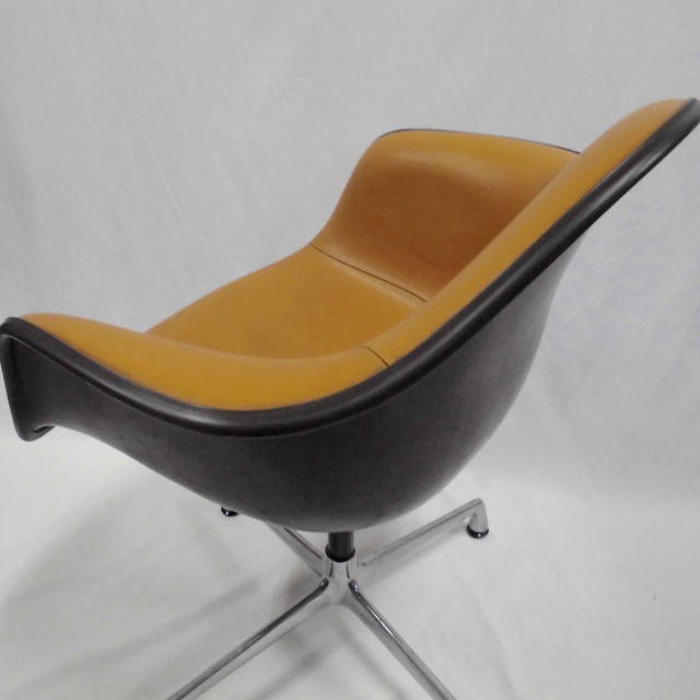Eames Arm Shell Chair