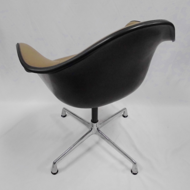 Eames Arm Shell Chair