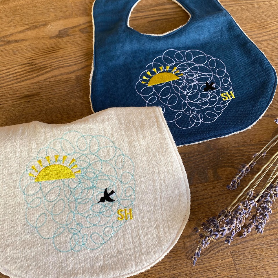 【Stitch House Original】名前入り・リバーシブルビブ/刺繍・つばめ