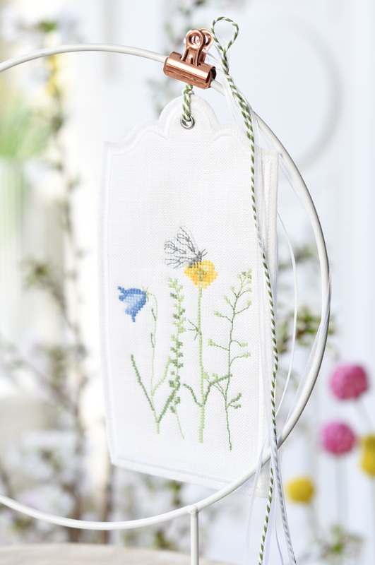 **〔Fingerhut〕　V-1246　タグ / 10 x 20cm