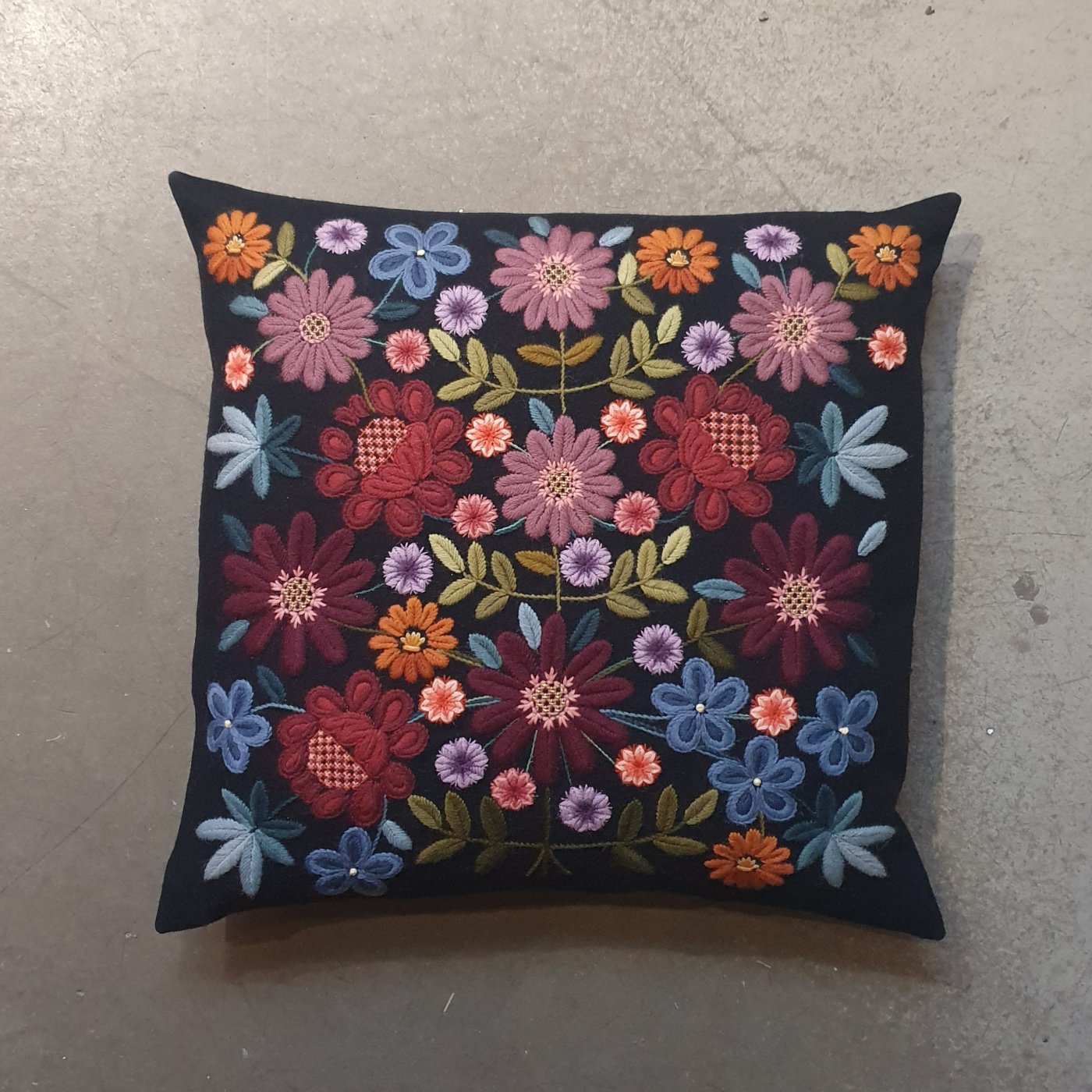 〔Pasom〕　ポーソム刺繍キット　PO-007　Brittsommar　（宅配便）