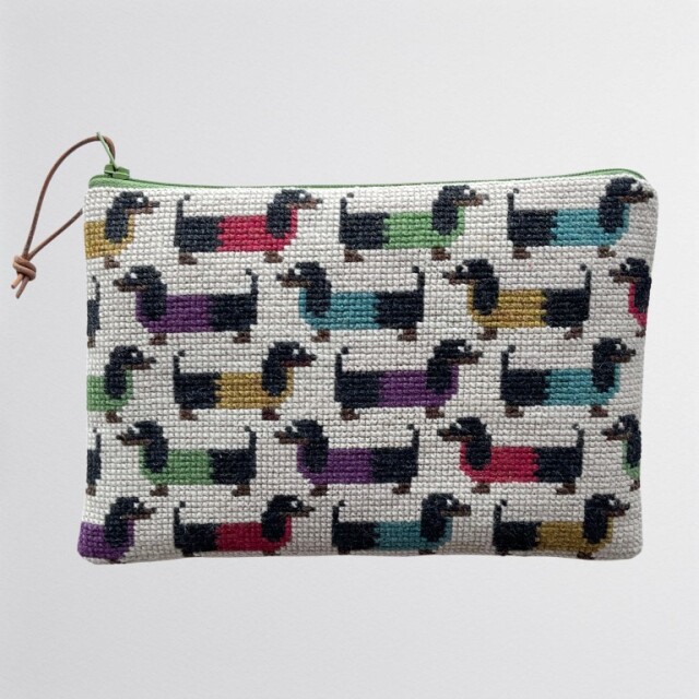 〔Baldyre〕B-19　刺繍キット　ROEDE HUNDE