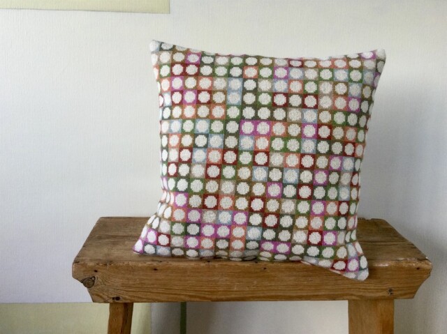 〔Baldyre〕C-29　刺繍キット　HVIDE PRIKKER