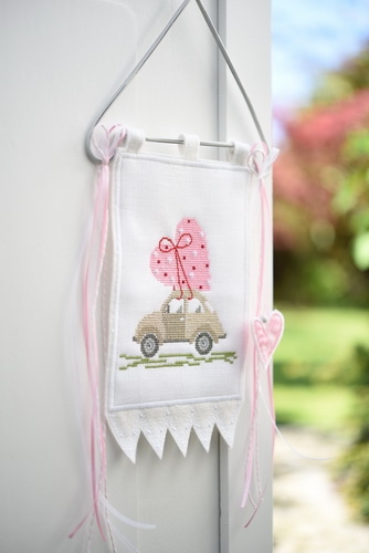 **〔Fingerhut〕　A-216A　図案＆ペナント / ハートを乗せた車