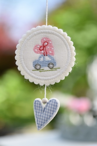 **〔Fingerhut〕　A-218　図案＆ロゼット / ハートを乗せた車-ブルー