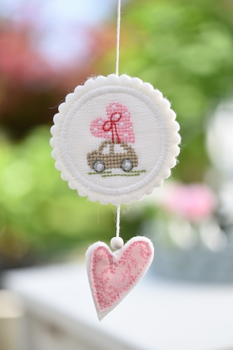 〔Fingerhut〕　A-219　図案＆ロゼット / ハートを乗せた車-ピンク　【在庫あり】