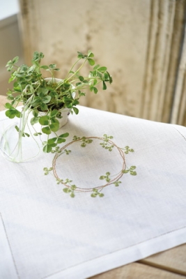 **〔Fingerhut〕　V-1099　テーブルセンター　/　35ｘ35cm