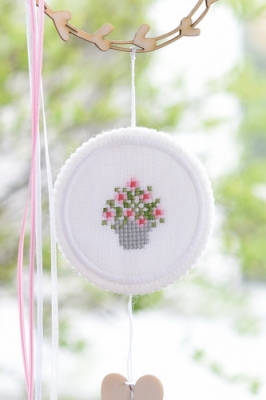 **〔Fingerhut〕　V-1109　ロゼット＆白フェルト / 丸 / 6.5cm