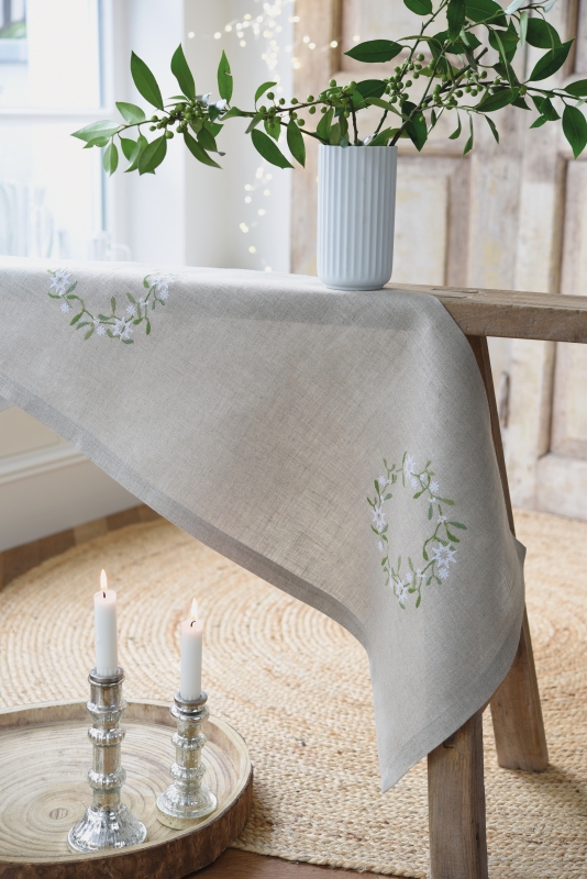 **〔Fingerhut〕　V-1376　テーブルランナー / 39ｘ130 cm