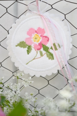 **〔Fingerhut〕　V-979　ロゼット / 9cm