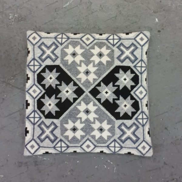 〔Svensk Hemslojd〕　クロスステッチキット　Lillis Hjartan / Grey