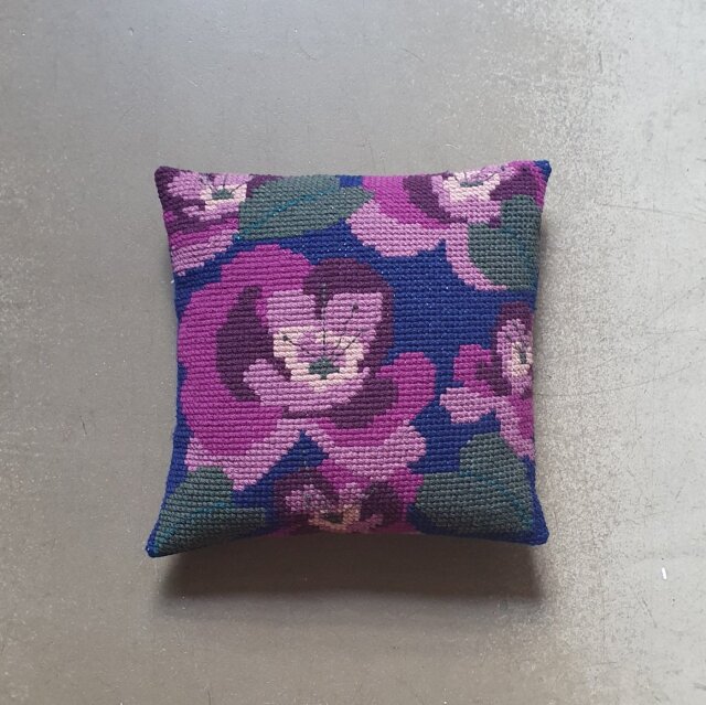 〔Svensk Hemslojd〕　クロスステッチキット　Ranunkel / Lila（宅配便）