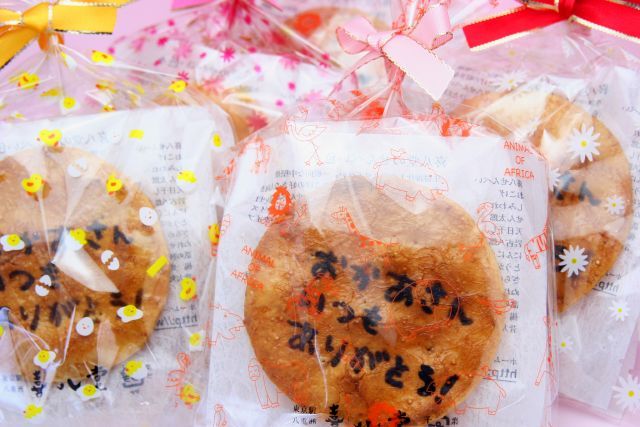 超特大やハート形、イラストの文字や絵が印刷されたおせんべい