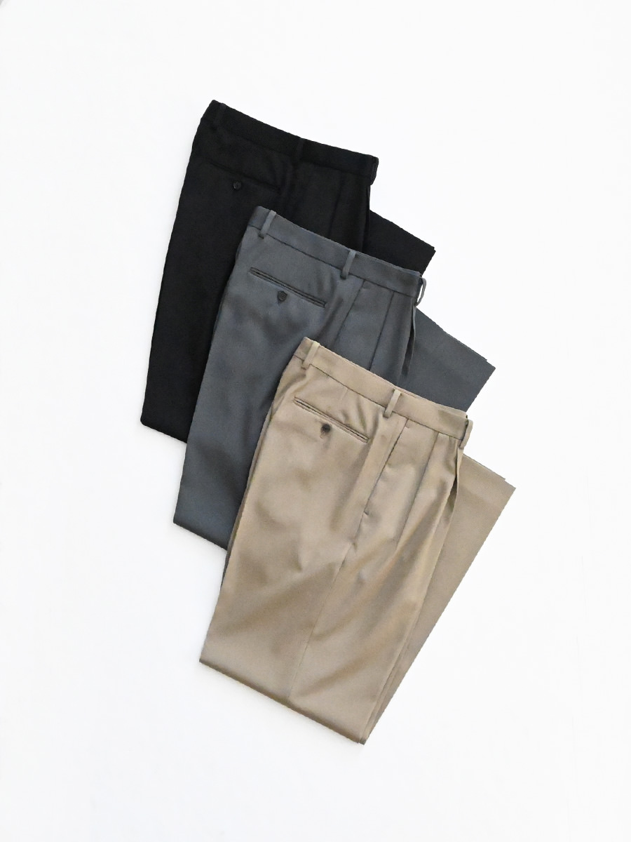 AURALEE (オーラリー) LIGHT WOOL MAX GABARDINE TWO-TUCK SLACKS