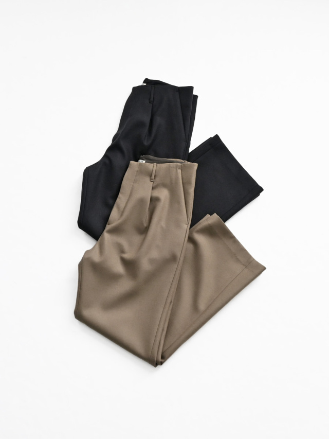 AURALEE (オーラリー) LIGHT MELTON ONE-TUCK SLACKS