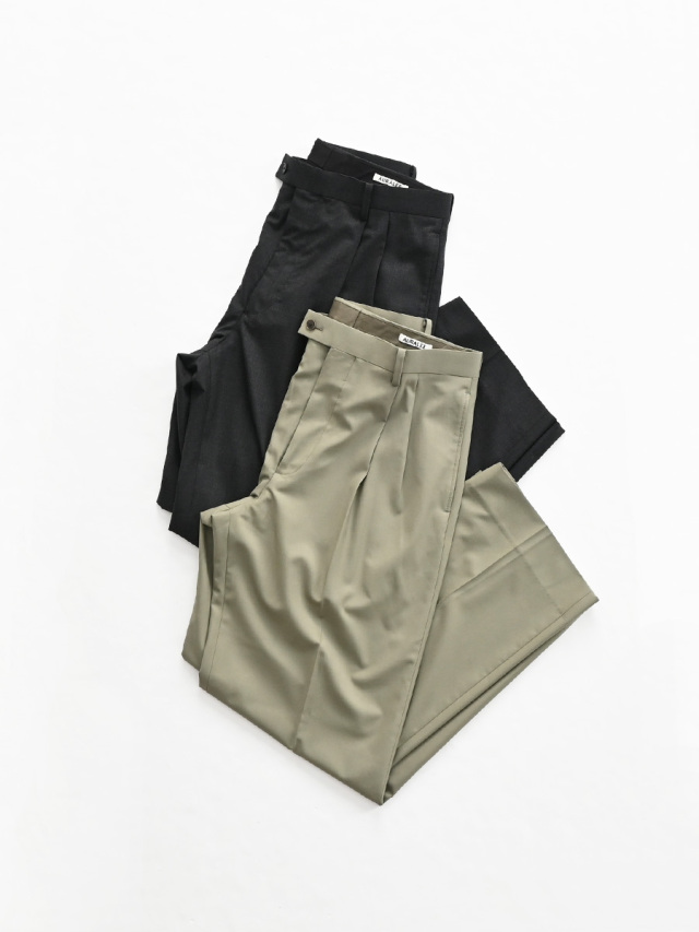 AURALEE (オーラリー) ULTRA FINE TROPICAL WOOL TWO-TUCK SLACKS