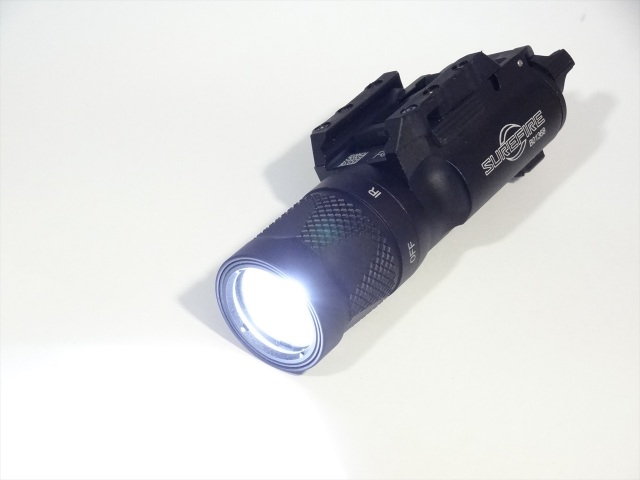 SUREFIRE XM00 BK(黒)新品、未使用 フラッシュライト 実物 粘