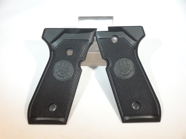 ヒデロー　Beretta 木製グリップ エンボスロゴ付き ヒデロー様専用 Beretta 木製グリップ エンボスロゴ付き - メルカリ